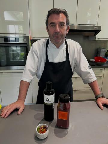 #ingredientsdumonde #since1991 #spiceblend #soleilrougedasie 

  La création d’un nouveau mélange d’épices, commence souvent de la découverte d’un nouvel ingrédient comme le @grap.paris récemment pour réaliser le nouveau « Terra Grappa » ou de l’idée d’un Chef, comme ici avec le nouveau « Mélange Soleil Rouge D’Asie » souhaité par Pascal @kolour_in_da_kitchen passionné des cuisines d’Asie, qui nous avait préparé la base sur laquelle nous devions travailler… après plusieurs essais, ce nouveau mélange composé de poudre de fraises, hibiscus, poivre rouge fermenté de Kampot, Sansho vietnamien, … devrait parler aux passionnés pour sublimer poisson ou pigeon agrémenté de la délicieuse huile d’olive fruité noir d’Oliena en Sardaigne de @giulianapuligheddu