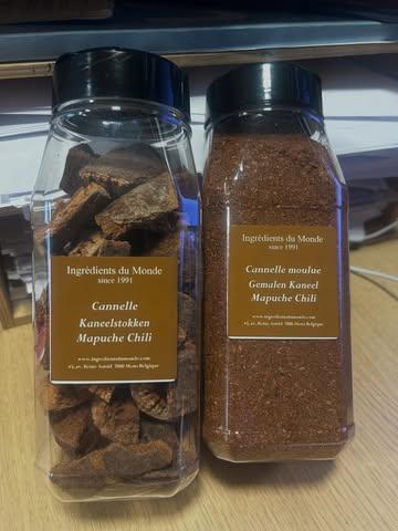 #ingredientsdumonde #chili #argentina #mapuche #indegeniousfood 

C’est toujours un moment extrêmement particulier et exaltant que de découvrir et de faire ramener une épice inconnue chez nous, comme le Vandouvan original de Pondichéry par l’intermédiaire d’Israel à Paris, le poivre Uda du Nigeria, la Lemon Myrtle d’Australie, les premières baies de verveine Litsea Cubèb du Vietnam et aujourd’hui la Cannelle Mapuche du Chili 🇨🇱 

  Des mois de recherches et de collaboration avec notre « Sourceur local » pour retrouvez des baies de Chiloe qu’on appelle « Poivre de Chiloe » originaire de l’île éponyme du Chili. Auparavant les productions provenaient traditionnellement de cette région Sud du Chili, mais cette production s’est tarie suite au réchauffement climatique.  Notre Sourceur a pu se renseigner auprès des communautés Mapuche locale que l’on retrouve sur une zone de plus de 4000 km2 entre Chili et Argentine du Sud. Après des accords sur un juste prix et le respect de leurs traditions, ceux-ci nous honorent d’une nouvelle collaboration, afin de préserver et valoriser ce Monde végétal tellement unique et fragile.

  Grace à eux, nous en apprenons plus sur l’arbre sacré, qui donne ces baies que l’on appelle « Poivre de Chiloe » , son écorce est connue pour être utilisée comme « La cannelle mapuche ». Elle est extrêmement différente des cannelles de Ceylan qu’on met dans les desserts ou la cannelle Cassia de Chine sucrée, celle-ci est poivrée, un peu amère, aux notes de pain d’épices. C’est l’écorce d’un arbre sacré que le peuple Mapuche vénère au Chili et en Argentine appelé « Le Poivre de Dieu ». On boit aussi des infusions d’écorces de cannelle Mapuche Drimys Winteri pour avoir de l’énergie selon les locaux, qui plantent l’arbre aux abords de leurs maisons comme signe de vie, de protection et de connexion avec la nature. 

  Son goût fort se marie bien avec le gibier, les viandes rouges, le canard, mais aussi avec certains poissons comme le saumon.

  Attention au 