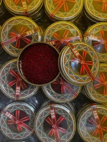 #ingredientsdumonde #safran #safron #azafran 

  Après 7 mois d’attente et la situation difficile que vous connaissez, nous sommes très honoré de recevoir de nouveau le Safran perse du Nord-Est de l’Iran.

  Originaire de Gonabad, connue pour son système de production reposant sur les qanats, un ouvrage hydraulique destiné à la captation d’une nappe d’eau souterraine datant de plus de 2500 ans. Le safran  est ainsi irrigué par les qanats, idéal car il ne nécessite pas beaucoup d’eau.

  Il faut 150 000 fleurs pour réaliser 1 kg de safran, cueillies à la main à l’aube à la qualité exceptionnelle.

  Disponible sur www.ingredientsdumonde.eu 

  Pour ce qui est du safran grec de Kozani, nous sommes en rupture de stock, production faible du au réchauffement climatique depuis 3 ans, récolte en novembre…