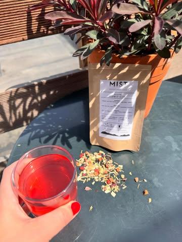 Sunny Sundays call for something refreshing ☀️

Meet our newest blend ‘Summer Glow’ — specifically crafted to be enjoyed as the perfect iced tea. 
A delicious balance of sweet strawberry pieces and the fresh, uplifting notes of verbena, lemon grass and mint creates a smooth and vibrant taste made for warm days. 🍓🍃

Serve it ice-cold, soak up the sunshine, and sip into summer. 

🧊💛 #IcedTeaSeason #SummerBlend #TeaLovers