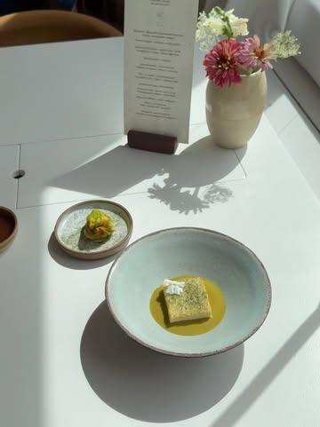 Botanical Gaatronomy @humushortense 🌱 

- Tofu, zucchini, lemon basil - 
- Zucchini flower, okara, sweet sour - 
- Sourdough bread & Almondbutter -
- Quinoa tempeh, fennel, gochujang - 
- Fennel gnocchi, seaweed, oyster leaf -
- Saffron, shallot, eggplant -
- Plum & Sweet clover -
- Pear, cheesecake, anise hyssop -

Plantbased fine dining in Brussels since 2008 by @nicolasdecloedt.chef & @carolinebaerten 🙏