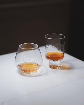 Let's celebrate together @humushortense !
Your anniversary with a special attention from our chefs.
Or an expression of appreciation for your beloved ones thanks to our gift voucher...

Cheers #botanicaldrinks 🥂
Home made kombucha infused with roasted walnuts, sage and pumpkin confit
Pisco sour with bergamot peels from Eric Brumenil and lemon verbena

Beautiful picture by @les.etoiles_blog