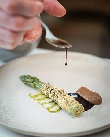 Menu de légumes de l’année/ Groentemenu van het jaar, Humus x Hortense.

Humus x Hortense célèbre dix ans de vision pionnière, où le légume occupe la scène principale. Leur Menu de Légumes de l’Année 2026, inspiré par 24 micro-saisons, rend un hommage précis et poétique à la nature et au travail du maraîcher Dries Delanote. Une cuisine botanique, consciente et engagée, qui offre une expérience inoubliable à chaque visite.

--
Humus x Hortense viert tien jaar pionierswerk, waar groenten de hoofdrol spelen. Hun Groentemenu van het Jaar 2026, geïnspireerd door 24 microseizoenen, brengt een poëtische en precisievolle ode aan de natuur en hun samenwerking met teler Dries Delanote. Een botanische, ecologisch bewuste keuken die telkens opnieuw een onvergetelijke ervaring creëert.

📍 Rue de Vergnies 2, 1050 Bruxelles (Ixelles)
Powered by Claessens Groothandel

© Kris Vlegels