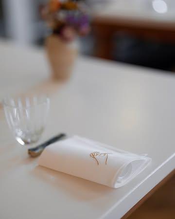 The Art of Dining, a rendez-vous éphémère in Antwerp from March 19th to April 4th.

Humus x hortense will temporarily set up a unique residence at the @bernaerts.auctioneers in Antwerp.

For three weeks, guests will be able to enjoy an exceptional behind-the-scenes glimpse at one of Belgium's most renowned auction houses.

It will be an artistic exchange between the dishes and botanical drinks of Nicolas Decloedt and Caroline Baerten, and the beautiful art objects @bernaerts_gallery .

Be welcome!
Caroline & Nicolas @humushortense 
Ilse, Peter & Christophe @bernaerts.auctioneers 

Online reservations www.humushortense.be

Food photography @les.etoiles_blog