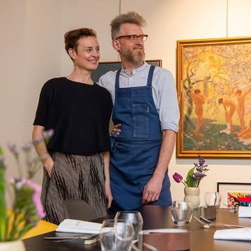 Het befaamde Brusselse sterrenrestaurant @humushortense, één van de beste plantaardige restaurants van de wereld, strijkt de komende weken neer in Antwerpen. In hun historische pand in Elsene wordt momenteel een nieuwe keuken geïnstalleerd. En van die periode maken @nicolasdecloedt.chef en @carolinebaerten gebruik om te komen toveren met groenten in een pop-up bij veilinghuis @bernaerts.auctioneers op het Zuid in Antwerpen. In samenwerking met Antwerpse zaken zoals @albumantwerpen, @andyroasters @debloemerie en @belgischesaffraan. 

~Link Gva.be in bio

📷 @janvanderperre, @bertprovoost84