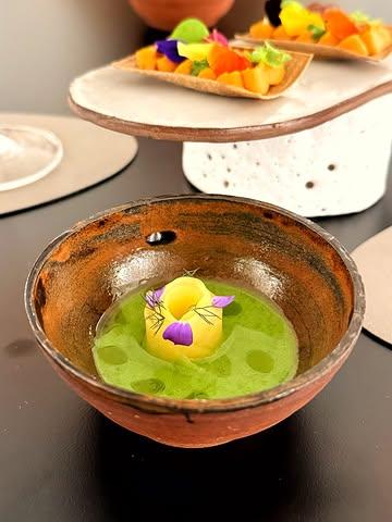 The Art of Dining:
Great combination of the botanical menu from restaurant Humus x Hortense and the impressive venue, Bernaerts Gallery Antwerp. Until April 4th, Humus x Hortense will temporarily take up residence at auction house Bernaerts. You can enjoy a unique behind-the-scenes experience. It’s a wonderful artistic exchange between the food and botanical drinks of Nicolas and Caroline and the finest artworks from Bernaerts Gallery. Our highlight of the menu was as dessert, a fudge made from mushrooms, marinated mushrooms, roasted almond mousse, and a granité of lemon thyme! Humus x Hortense was awarded by @gaultmillaubelgium with the award Best Vegetable menu 2026 and they obtained the 10th position @best_vegetables_restaurants with 5 radishes @humushortense @bernaerts_gallery @bernaerts_gallery