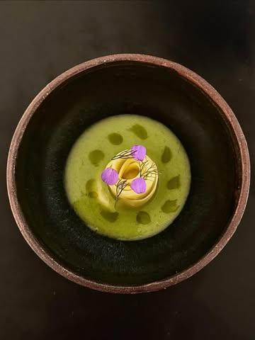 [#Anvers #humusxhortense #popup #bernaertsauctioneers #plantbasedfinedining]

Déjà en 2015, on écrivait que Nicolas Decloedt était la futur star de la cuisine des légumes en Belgique… Cette année-là, il recevait encore chez lui, dans sa maison d’hôtes de Jette. Depuis, avec son épouse et étroite collaboratrice Caroline Baerten, ils en ont fait du chemin… Installés dès janvier 2017 à Ixelles, dans leur restaurant boudoir à l’esprit baroque, Humus x Hortense, ils proposent une fine gastronomie végétale que le monde nous envie…
Le restaurant a en effet été récompensé par une étoile Michelin en 2023, après une étoile verte en 2021, d’un 16,5/20 au Gault&Millau, et a été élu 10e meilleur restaurant de légumes au monde par le guide belge We’re Smart.
Le temps de quelques travaux, du 19 mars au 4 avril, ils ont installé leurs fourneaux dans la salle des ventes Bernaerts dans le quartier Zuid à Anvers. Un lieu qui correspond à merveille à leur sensibilité artistique.
Assis sur de jolie chaises design, on a dégusté une dizaine de propositions toutes plus bluffantes les unes que les autres. Coup de coeur pour cette rose de pommes de terre servie avec une crème d’amande et d’ail des ours, pour ce tempeh maison au quinoa belge très umami avec un laquage aux poireaux rôtis et une sauce acidulée à la sauge, pour ce bouillon intense réalisé avec du safran local @belgischesaffraan, ou encore pour ce dessert incroyable autour du champignon (le fudge de champignon c’était clairement LA découverte de la soirée!).
Tandis qu’on a comme d’habitude été bluffé par les boissons botaniques de Caroline Baerten, précises et originales. 
N’hésitez pas à réserver si vous voulez goûter à des créations végétales uniques immergés dans des oeuvres d’art…

Lunch 200€ ou dîner 235€ avec les cocktails botaniques. Infos et réservation www.humushortense.be 25 Museumstraat, Bernaerts Gallery, 2000 Anvers.