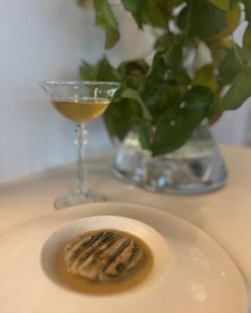 Dish with mushrooms from @_maisonchampignon_ and pakchoy from @mondedesmillecouleurs 

Botanical drink with cardamon and cloves infusion

@humushortense 
#botanicalgastronomy #bestvegetablesrestaurants #plantbasedfinedining
