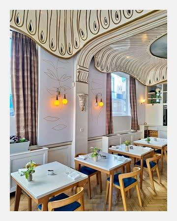 Bij het legendarisc@humushortense  in Brussel draait alles om kwaliteit zonder verspilling. 🌿✨

Diezelfde filosofie vormde de rode draad tijdens de renovatiewerken voor de heropening in april 2026. 

Dankzij het circulaire karakter van onze systemen konden de zichtbare doeken van de akoestische panelen eenvoudig vernieuwd worden, zonder de volledige structuren te hoeven vervangen. Duurzaamheid in elk detail. ♻️

Onze akoestische wanden zorgen nu opnieuw voor een serene rust, zodat de botanische kunstwerken op de borden alle aandacht krijgen die ze verdienen. Gefocust genieten, in een ruimte die net zo in balans is als het menu.

#finediningbrussels #greenstar #michelinstar #humusxhortense #stiltedesign #interieurtips #akoestiekopmaat #circulairbouwen #duurzaamdesign #COUSTacoustics