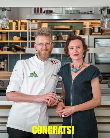Celebrating 10 years of @humushortense 🌿

**
Een decennium van visie, verfijning en plantaardige gastronomie. Proficiat aan StrEatChef Nicolas Decloedt en Caroline Baerten met tien jaar Humus x Hortense: bekroond met één Michelinster, een Groene Michelinster en 16/20 in Gault&Millau.

Deze bijzondere mijlpaal wordt gevierd met 2 exclusieve jubileumdiners in Elsene op 19 augustus en 7 oktober. Samen met hun vertrouwde producenten brengen Nicolas en Caroline hun signatuur tot leven in een volledig plantaardig degustatiemenu, waarin natuur, creativiteit en gastronomie elkaar ontmoeten. 

Een inspirerend hoofdstuk van tien jaar pionierswerk: op naar vele volgende jaren vol smaak en innovatie! 💚
**
Une décennie de vision, de raffinement et de gastronomie végétale. Félicitations à StrEatChef Nicolas Decloedt et Caroline Baerten pour les dix ans de Humus x Hortense : récompensé d’une étoile Michelin, d’une étoile verte Michelin et de la note de 16/20 au Gault&Millau.

Pour célébrer cette étape exceptionnelle, le restaurant ixellois propose 2 dîners anniversaires exclusifs les 19 août et 7 octobre. Entourés de leurs producteurs de confiance, Nicolas et Caroline dévoilent un menu dégustation entièrement végétal, où la nature, la créativité et la haute gastronomie se rencontrent. 

Un magnifique chapitre de dix années d’innovation et d’engagement: en route vers de nouvelles inspirations! 💚