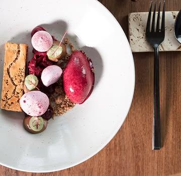 📅 Drie mooie zaterdagavonden in februari bij HOP Gastrobar!

Februari mag dan kort zijn, maar bij HOP Gastrobar maken we er drie avonden van om te genieten van heerlijke smaken.

✨ 7 & 28 februari – Kom langs en proef ons Signaturen HOP Menu, een selectie van onze favoriete gerechten.

💖 14 februari (Valentijn) – Vier de liefde met ons 6-gangen Valentijnsmenu “Pure Liefde”:
	•	€80 p.p. (exclusief dranken)
	•	Chocolade Mystery Box voor twee
	•	Start: 19:00 uur

Laat je verrassen door onze keuken en geniet samen van een smaakvolle avond!

Reserveer snel, vooral voor Valentijnsdag zijn de plekken beperkt!