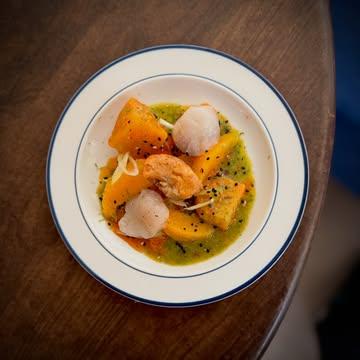 Verse coquille uit Dieppe 🐚
Net van de boot, zo de keuken in.
Van kade → keuken → mmm 🤍

Korte keten, grote smaak.
Zeevers, puur en een beetje verliefd ✨