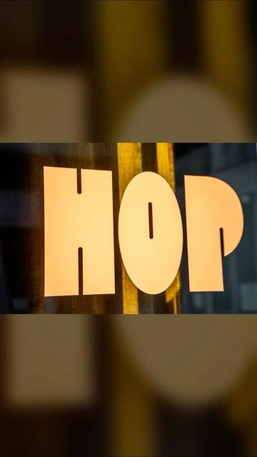 Met veel trots kondigen we graag onze nieuwe sponsor @hopgastrobar aan! 🤝

HOP is een hedendaags culinair restaurant aan de bruisende Vaartkom in Leuven. Gecombineerd met craftbier en natuurwijn serveren zij een overheerlijk 5-gangenmenu op basis van seizoensgebonden groenten. 🍻🍷🥬
Laat je entertainen aan de open keuken en geniet van een hoogstaande culinaire ervaring.

Wij zijn alvast helemaal klaar voor deze smaakvolle samenwerking — aan tafel! 🍽️🔥

#HOP #foodies #sponsor #bonappetit #fyp