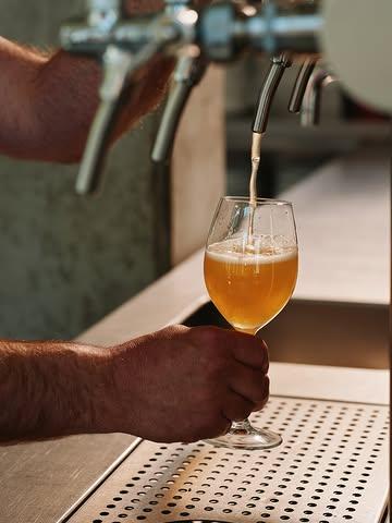 Altijd ergens met bier bezig.
Vanaf morgen ook weer terug bij HOP.

Nieuwe vaten, nieuwe gerechten.
Klaar voor zon op het terras, lange avonden en koude glazen.

Tot snel 🍻