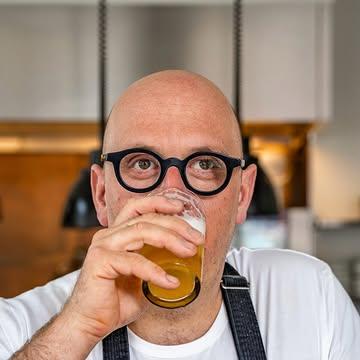 🇧🇪 BELGIË.

Het enige land ter wereld waar bier officieel erfgoed is.

Het land waar, ondanks de industrialisatie van de bierwereld, nog genoeg koppigheid, passie en vakmanschap overblijft om écht goed bier te blijven maken.

En daar zijn we verdomd trots op.

Trots om dit mee op de kaart te mogen zetten.

🍻🇧🇪

⸻

🇧🇪 BELGIUM.

The only country in the world where beer is officially recognised as heritage.

A country where, despite the industrialisation of the beer world, there is still enough stubbornness, passion and craftsmanship left to keep making truly great beer.

And we’re damn proud of that.

Proud to help put it on the map.

🍻🇧🇪