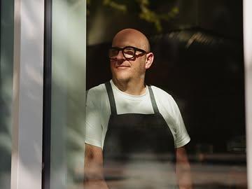 Soms moet je even stilstaan om weer vooruit te kunnen.

Vanavond brengen we nog één keer de HOP-show. Daarna sluiten we de deuren tot 1 september.

Tijd om even op adem te komen. Om de kelder op te ruimen, inspiratie op te doen en te bouwen aan een nieuw menu waar we niet kunnen wachten om jullie mee te verrassen.

Na tweeënhalf jaar nemen we ook afscheid van Bavo en Glenn. Bedankt voor jullie inzet, het harde werk, de ontelbare service-avonden en vooral alle mooie momenten die we samen hebben beleefd. We wensen jullie alle succes met wat er nog komt.

Vanaf september staan we weer helemaal klaar om jullie te ontvangen, met nieuwe energie, nieuwe gerechten en dezelfde passie.

Tot snel.

Cheers,
Bram 🍻