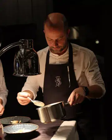 Chef @lejeune_kevin, in his element.
A steady hand, a quiet focus, and the kind of precision that shapes every plate leaving the pass.

At CHAGA, the experience begins with him
and with the fire that guides each gesture.

Curious to feel it up close? Your table is waiting.
