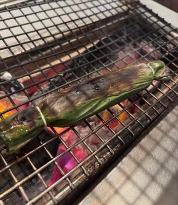 Printemps 2026 🌱🌿

Nouveau menu 16/03

King crab cuit en feuille de bananier,
beurre infusé au laurier.

Rhubarbe pour l’acidité,
fèves des marais et noix de cajou.

@chaga.restaurant 

#finedining
#gastronomy
#seafood
#cheflife 
#kevinlejeune