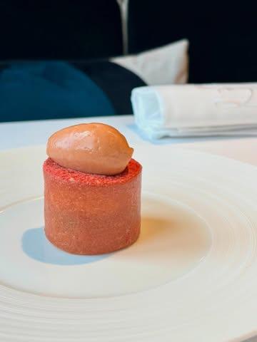 Printemps 2026 🌱🌿

Dessert de saison,
la fraise gariguette s’associe avec le jalapenos 
et la vanille de Tahiti.

Frais et surprenant

@chaga.restaurant 

Prochainement....

#FineDining #gastronomy #DessertArt
#SeasonalDessert #StrawberryDessert
