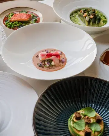 The new menu.

Developed by @lejeune_kevin, it evolves with the season and the products available right now.

Green asparagus, peas, wild garlic, early strawberries, each ingredient enters at its right moment.

A menu built around what is in season,
with the same precision in every step.

Reservations via link in bio.