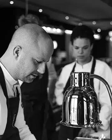In the kitchen, a shared focus.

@lejeune_kevin and @znouhas
Working side by side.
A quiet understanding, built over time.

Reservations via link in bio