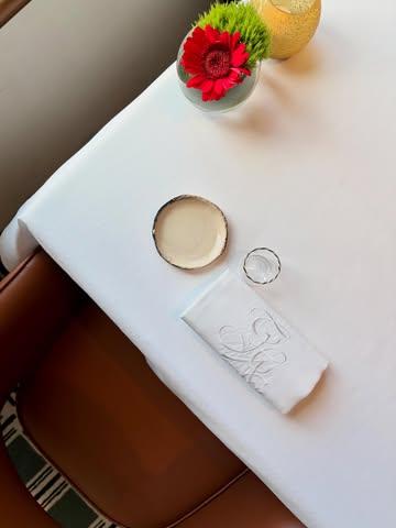 Une table dressée avec soin, une lumière douce, le calme avant le service.

C’est souvent là que commence l’expérience.
Dans cette attention discrète qu’on met chaque jour dans ce qu’on fait, pour que chaque moment passé @chaga.restaurant soit juste, sincère et raffiné.

Merci à celles et ceux qui prennent place à notre table et font vivre cette aventure avec nous. ✨

 #ChagaRestaurant #kevinlejeune #finediningrestaurant #brussels #arttable