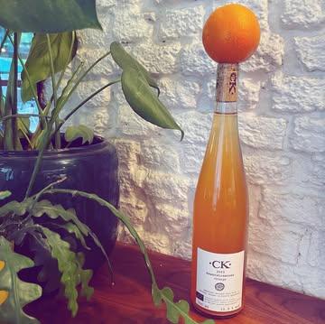 🧡🟠🔶

After the white ‘Pinot Funk’ & the rosé ‘Feldcuvée’ by @weingut.ck we also have the orange ‘Gewürztraminer’

Come over and try!!

#naturalwines#murukutum#bar#streetfood#spring#carlkoch#toutbu#orange#white#rosé#comeover#tasting#allnatural#antwerp#streetbar
