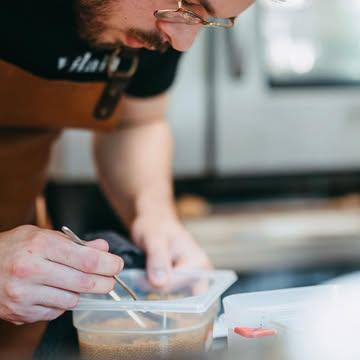 JOB ALERT 🚨
Bosser chez Vilain, ça donne des ailes 🚀

En cuisine, c’est @maxime_ur qui nous quitte pour lancer sa propre aventure tout bientôt… On vous tiendra au courant quand on pourra vous en dire plus 🤫 Mais ce qui est sûr c’est qu’on cherche déjà son ou sa remplaçant.e en cuisine ! Donc si tu veux bosser de chouettes produits de saison dans une bonne ambiance à temps plein sur 4j semaine avec 3 jours consécutifs + 1 soir off par semaine, écris-nous 👋🏻

En salle, c’est notre @loic_gal qui veut aller prendre l’air frais de la montagne et nous quittera donc avant la fin de l’année 💔 Nous cherchons déjà son ou sa remplaçant.e pour le service en salle, temps plein sur 4j semaine avec 3 jours consécutifs + 1 soir off par semaine, avec un intérêt marqué pour la bonne bouffe et surtout pour les vins vivants ! 🍷🍇

Balance ton CV à hello@vilainrestaurant.be si l’un de ces jobs t’intéresse ou partage si tu connais la personne parfaite pour le poste 🫡

📸 @antoinemelis