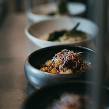 Nouvelle semaine chez Vilain, nouvelles assiettes à la carte ! Il nous reste quelques tables le midi et 3 tables samedi soir (3 à 6p) 👉🏻 www.vilainrestaurant.be