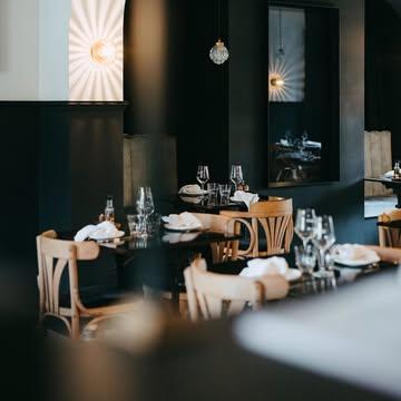 Petit recap du mois de Décembre chez Vilain :

- Il nous reste de la place le midi ainsi que ce vendredi 13, samedi 14 et samedi 21 décembre
- On est déjà complet pour le Vilain Bistrot du 27.12 mais on a encore de la place le 27 et 28 midi ainsi que 2 tables samedi 28.12 soir
- Vous pouvez passer commande pour notre menu traiteur du nouvel an jusqu’au 27.12 au plus tard 🤗

Rendez-vous sur www.vilainrestaurant.be 
D’ores et déjà de belles fêtes à tous !