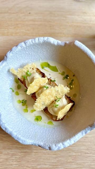 MENU TRAITEUR À EMPORTER POUR LES FÊTES

Tout beaux, tout chauds, tout bien pensés pour faire de vos fêtes un moment de joie où que vous soyez : voici les menus à emporter concoctés avec passion de l’entrée au dessert by @vilainrestaurant x @dallavalle.patisserie !

Au programme: menu 4 services au prix de 60€ pp, toujours avec des options végétariennes pour plaire au plus grand nombre 🌱 ✌🏻

Et pour que tout soit parfaitement vilain, nous incluons évidemment toujours une notice claire pour vous aider à finaliser chaque plat à la maison sans le moindre stress, sur une bande son concoctée par nos soins 😉🪩

Commandes directement en ligne sur www.vilainrestaurant.be

Commande limite pour le 24/12 : vendredi 19/12
Commande limité pour le 31/12 : vendredi 26/12