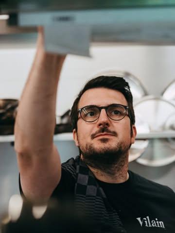 Les dispos de cette semaine chez Vilain:
- plusieurs désistements ce soir pour notre soirée after ski: terrine, gravlax, champignons, tartiflette, chiconiflette et desserts au génépi ou à la chartreuse au menu 🫠🤤
- une dernière grande table dispo demain soir
- cachette des vilains dispo vendredi soir
- disponibilités jeudi et vendredi midi

Infos et réservations dans le profil ou sur www.vilainrestaurant.be 🫰🏻