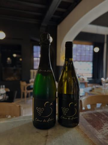 AVIS AUX AMATEURS DE BLANC ET BULLES 🍾 

Ce mercredi 15 avril, ouverture spéciale pour notre 4e soirée vigneron en présence d’Arnaud Duchêne, du domaine belge Coteaux des Avelines 🍇

Au programme : un menu spécial 5 services en accord sur ses cuvées, avec option demi verre pour ceux qui veulent être plus raisonnables 😇😈 

Suite à plusieurs annulations de dernière minute, possibilité de faire une belle table de 4 à 6 personnes !

À ce soir ? ✌🏻