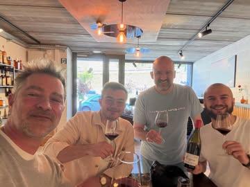 Quand la team de @vilainrestaurant vient faire une dégustation et qu’elle se prolonge en chouette moment de partage autour de notre passion ! 🍷❤️

#petitbouchon #vilainrestaurant #winelovers