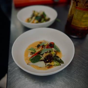 Retour sur ce plat coup de coeur de la saison des asperges : duo de chez @stephanelonglune juste brûlées au chalumeau servies sur un beurre d’agrumes de @humbertocitrus avec du chili oil, du basilic thaï, un peu de 🌶️ et de kumquats par dessus 💥 Explosion de saveurs tout en équilibre !