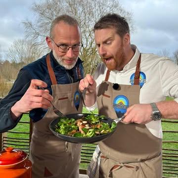Commis de cuisine ... évidemment ça ne pouvait être que pour @julienlapraille 
Truite façon "Cordon Bleu"😅
𝐋𝐚 𝐭𝐚𝐛𝐥𝐞 𝐝𝐞 𝐉𝐮𝐥𝐢𝐞𝐧 à suivre sur Les Ambassadeurs - @rtbf 
#produitlocaux 
#plaisirgourmand
