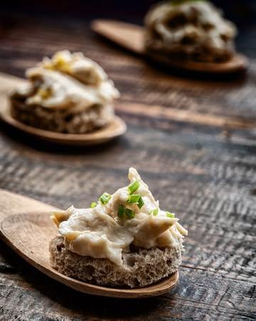 #truite #recettesimple #local #PiscicultureMathonet #moussedetruite Et vous la Mousse de truite, vous la préférez comment? 

J'aime, plaisir coupable a l'apéro avec des crackers 👍 
J'adore, sur le pouce dans un sandwich ou une tartine ❤️ 
Solidaire, festive en verrine ou dans une feuille de chicon pour décorer l'assiette 🥰 
Woauh, en mode gourmand en cachette... à la cuillère 😮

N'hésitez pas à commenter vos préférences de dégustations 😎