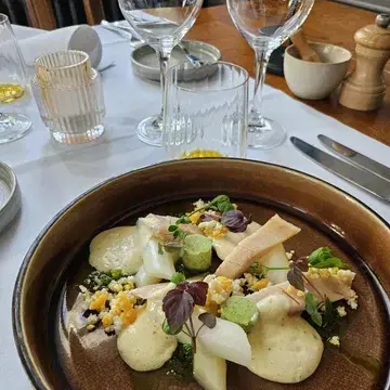 A la carte ...Truite saumonée pisciculture Mathonet @mathonetsa / asperges fumées/ mousseline froide/ cerfeuil/ ail des Ours.

Et pour accompagner cette entrée printanière, domaine Rings Riesling BIO Palatinat 22.

#legrandmaur #menuavril #villedespa #truitesaumonée #riesling