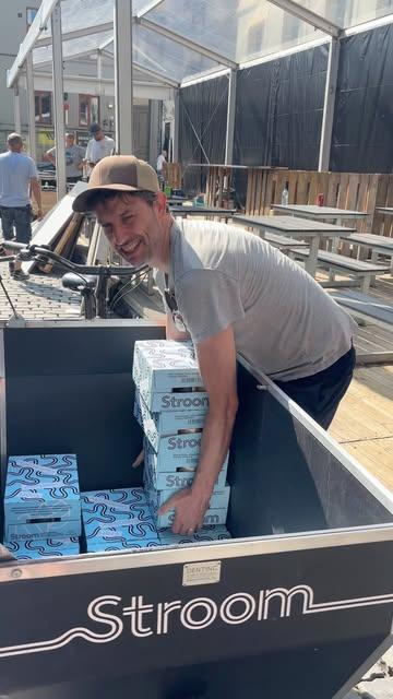 Deliveries during Gentse Feesten? We are doing it like this!
🚲 With the ‘bakfiets’, and sometimes with the car. Find Stroom beer at Club Carlito @barchopinchopin , at the @trollekelder booth, on tap at @afsnis.gent and also Mondello on tap at @boomtowngent .