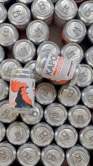 Meet KAPOEN. 💥
Een knipoog naar de klassieke chapon. Een tikkeltje volks, lekker rebels en geworteld in de keuken.

We zochten een naam en een smaak die klopt bij hoe ik kook: iets fris en lichts (5,1%) met genoeg hop-complexiteit om stand te houden bij het vuur. Oorspronkelijk zelfs geïnspireerd op het idee van kip op het spit of van de grill, maar eerlijk? T’es vooral een fris zomerpintje. 

De blikken zijn gelabeld, de vaten staan koud en het logo zit erop. Vanaf vandaag officieel op tap en op blik bij BASK, Stroom Brewery en Taberna Bask!
#publiciteit