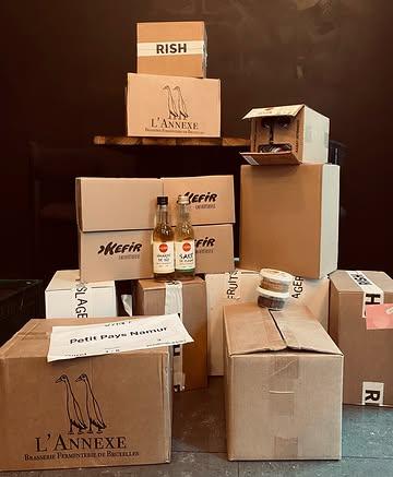 C’est un jour marquant pour Petit Pays et pour l’évolution de ma cuisine ☀️

Depuis 3 ans, je m’efforce d’exprimer les goûts les plus profonds possibles sans recourir à des produits d’autres continents. Parfois, c’est frustrant de ne pas utiliser d’agrumes, de produits asiatiques ou certains condiments… mais ça fait partie de ma démarche et de ce qui me motive à chercher des alternatives toujours plus justes.

Une large gamme de sans-alcool belges rejoint la carte, avec des marqueurs de goût plus puissants ! Et surtout !
J’ai trouvé une fabrique française, basée en Bourgogne, qui réinterprète des recettes japonaises traditionnelles en utilisant des ingrédients bio et locaux, comme du soja français et du riz bio de Camargue, dans leurs fermentations naturelles.

À moi la sauce soja, le miso et le mirin 🤩