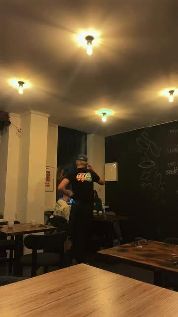 J’ai essayé de capter quelques moments de service pour résumer une soirée chez Petit Pays..

Du mardi au samedi, uniquement le soir.
12 couverts, pas un de plus.
Une seule personne pour tout gérer, pas une de plus ☀️