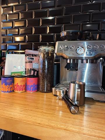 Il y a 5 ans, j’ai commencé avec une vieille machine Nespresso à capsules offerte par ma mère… simplement parce que je n’avais pas les moyens d’investir.

Le café n’a jamais vraiment fait partie de l’expérience Petit Pays. Pour être honnête, j’en avais même un peu honte — ça ne collait pas avec mes valeurs.

Après un an de recherches et de tests, j’ai enfin trouvé des alternatives qui me ressemblent, pour ne plus finir un repas avec juste « un café ».

Au programme ! 
La chicorée de chez Cherico (je n’y croyais pas non plus… et maintenant j’en bois tous les jours).
Un café de lupin de chez Lupi, torréfié, sans caféine, avec des notes de noisette et de cacao — franchement c’est bluffant….
Et les copines de chez 2 AM et Wild, avec leurs cafés sourcés avec pré-ci-sion!

Désolé pour le pavé… mais en ce moment ça me passionne ☕️
Je vous laisse, je dois régler la machine avec Wild.