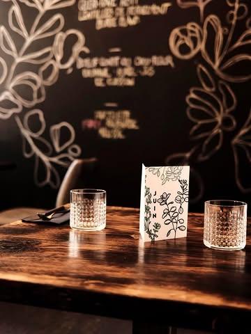 En juin, un nouveau chapitre s’écrit pour le restaurant.

Après 5 ans de recherches et de remises en question, je touche enfin du doigt cet objectif : être en 100% local.

Proposer les meilleurs produits, être le plus transparent possible… et surtout donner du sens à chaque assiette.

De nouveaux producteurs rejoignent l’aventure, et à partir du 1er juin, un nouveau service viendra rendre la démarche encore plus vivante et lisible.
Menu 6 services !!✨

Les réservations ouvrent bientôt.
J’ai hâte — ça va être beau ☀️