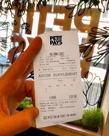 Non, il n’y a pas d’addition à la fin du repas☀️

Tout est compris dans le prix de la réservation.
Je sais que ce n’est pas habituel, mais j’aime l’idée que vous profitiez du moment sans penser au prix pendant le service.

Depuis le début, le but est simple : rendre cette cuisine accessible sans jamais faire de compromis sur les produits.

À partir de juillet, on passe un cap : un service en plus sur le menu et surtout deux en cuisine pour emmener Petit Pays encore plus loin.
Le prix évoluera donc légèrement pour continuer à faire les choses comme on en rêve depuis le début.

J’ai hâte.