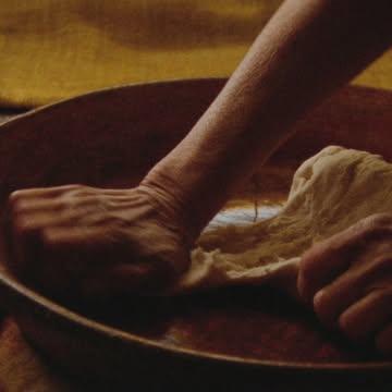 𝙎𝙚𝙚𝙙𝙨 𝙞𝙣 𝙏𝙝𝙚𝙞𝙧 𝙋𝙤𝙘𝙠𝙚𝙩𝙨: 𝘾𝙖𝙧𝙧𝙮𝙞𝙣𝙜 𝙍𝙚𝙨𝙞𝙨𝙩𝙖𝙣𝙘𝙚 𝘽𝙚𝙩𝙬𝙚𝙚𝙣 𝙂𝙧𝙤𝙪𝙣𝙙, 𝙎𝙚𝙚𝙙𝙨 𝙖𝙣𝙙 𝙃𝙖𝙣𝙙𝙨

📍Sunday 7 September at 13:00-14:30
Het Groene Lilare, Latemdreef 77, 9630 Zwalm

𝙏𝙝𝙚 𝙋𝙤𝙨𝙩 𝘾𝙤𝙡𝙡𝙚𝙘𝙩𝙞𝙫𝙚’s Metaspora (Mirra Markhaëva, Elli Vassalou, Anna Housiada) invites the millers of 𝙄𝙟𝙯𝙚𝙧𝙠𝙤𝙩𝙢𝙤𝙡𝙚𝙣 (Jochen Delbeke & Emmanuel Meersschaut), alongside artist and chef 𝘼𝙨𝙡𝙞 𝙃𝙖𝙩𝙞𝙥𝙤ğ𝙡𝙪 and filmmaker 𝘿𝙝𝙞𝙖𝙖 𝘽𝙞𝙮𝙖, for a public discussion.

Growing through Biya’s film 𝙒𝙝𝙖𝙩 𝙀𝙡𝙨𝙚 𝙂𝙧𝙤𝙬𝙨 𝙤𝙣 𝙩𝙝𝙚 𝙋𝙖𝙡𝙢 𝙤𝙛 𝙔𝙤𝙪𝙧 𝙃𝙖𝙣𝙙? (2023), the gathering opens up a broader conversation about carrying seeds, recipes, crafts, and memory through the gestures of the hands — as tools of resistance and hope for both local and displaced cultures. It aims to weave together personal and political narratives through the lens of traditional agriculture and milling, as well as domestic and artistic practices.

Can artisanal practices become a space for cross-cultural solidarity, mutual flourishing and survival, and transgenerational care between humans and non-humans? How can we resist their commodification and ensure they remain accessible to all, transcending barriers of race, class, and legal status?

The ticket is included in the Kunst & Zwalm art route.
Language: English