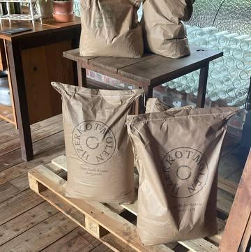 Er is bloem!!! Het graan is goed geoogst en nu was het tijd voor de volgende stap eerst hebben we het graan geschoond. En daarna naar de @ijzerkotmolen gebracht om het te laten malen. Het resultaat is prachtige bloem die nu verkrijgbaar is in de winkel in zakken van 3kg-5kg-25kg we hebben volkorenmeel en wittebloem (t65)