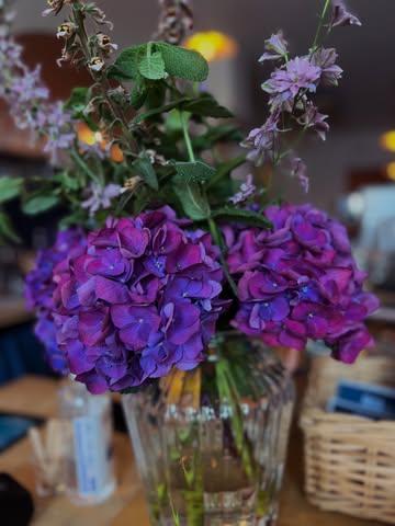 Juste ce qu’il faut où il faut ✨
💐🥂💜