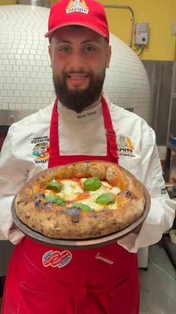 La pizza del pizzaiolo🍕❤️

Questa non è solo una pizza.
È il risultato di tutto quello che non si vede.
L’impasto è il punto di partenza. Sempre.
Da lì costruisco tutto il resto: gusto, equilibrio, identità.
Il resto lo scopri al primo morso🍕❤️#italy #pizza #viral #napoli #instagram 

— Nicola Falanga