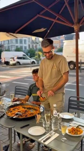 Mardi, on a exceptionnellement ouvert les portes de Biga.

Pas pour allumer le four, mais pour prendre le temps d’être ensemble ❤️

Salle, plonge, cuisine, marketing : toute l’équipe réunie autour d’une grande table pour célébrer l’été, partager un bon repas et profiter les un·es des autres.

Cette fois-ci, pas de pizzas chez Biga 🍕❌
Mais les délicieuses paellas de nos voisins de @lacuevadecastilla 🥘, quelques verres pour trinquer 🥂 et des conversations qui ont parlé de tout… sauf du travail.

Et franchement, ça fait du bien.

Chez Biga, il y a des étudiant·es, des artistes, des passionné·es, des rêveur·euses, des personnes venues d’horizons différents. C’est ce mélange qui fait la force de notre équipe et qui nourrit l’esprit du lieu chaque jour.

Merci à toute la team pour ce moment simple, joyeux et précieux ☀️

#TeamBiga #BigaPizza #RestaurantBruxelles #VieDEquipe #été